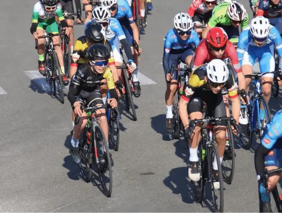 immagine ciclisti in gara