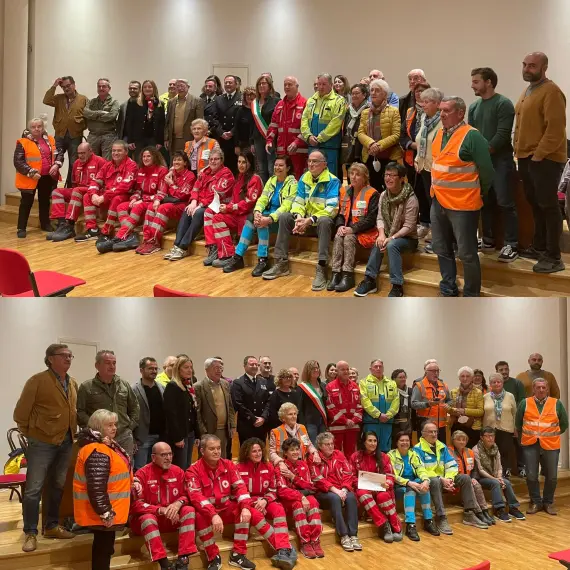 foto di gruppo dei premiati con il consiglio comunale
