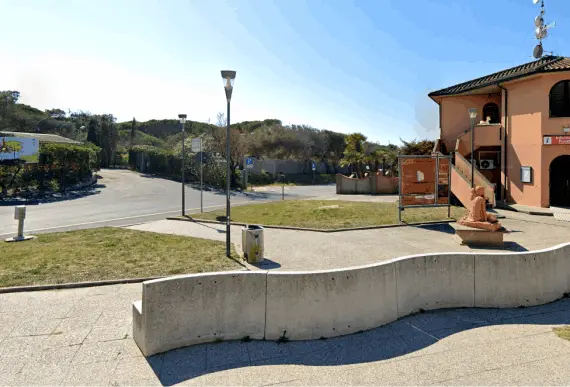 immagine della piazza antistante l'ufficio turistico