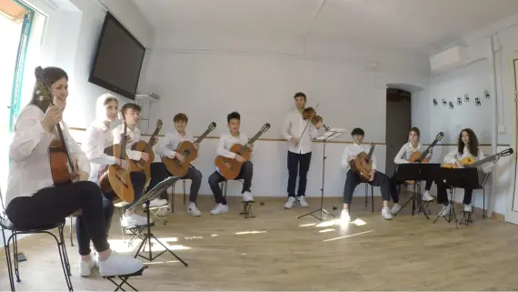 immagine di ragazzi mentre suonano